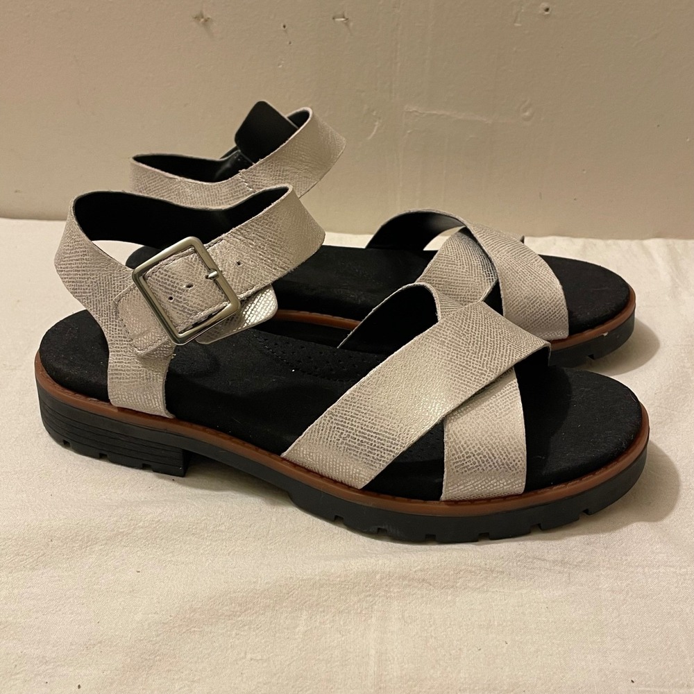 Clarks Womens Size 8.5 M Silver Metallic Leather Lug Sole Platform Sandals
